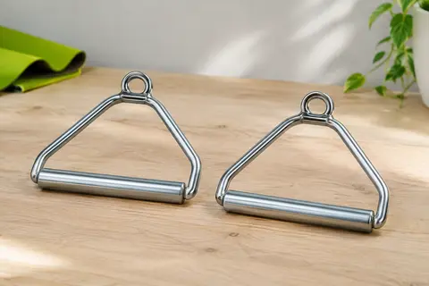Deux poignées pour élastique en acier argenté, à cadre triangulaire et barre de préhension droite, posées sur un bois clair.